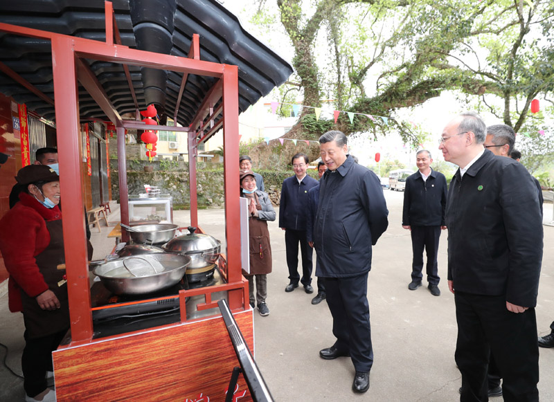 3月22日至25日，中共中央總書記、國家主席、中央軍委主席習(xí)近平在福建考察。這是23日下午，習(xí)近平在三明沙縣夏茂鎮(zhèn)俞邦村考察時(shí)，在小吃攤邊同鄉(xiāng)親們親切交談。新華社記者 王曄 攝