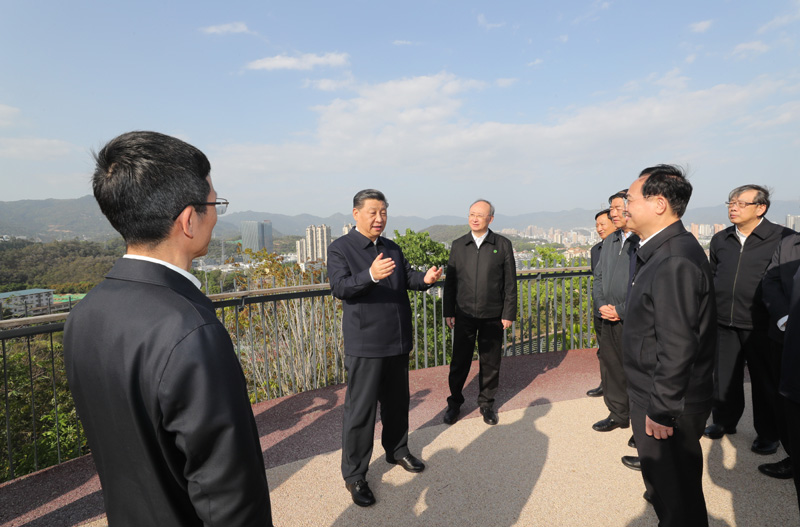 3月22日至25日，中共中央總書記、國家主席、中央軍委主席習(xí)近平在福建考察。這是24日下午，習(xí)近平在福州福山郊野公園觀景平臺(tái)，聽取城市生態(tài)公園規(guī)劃建設(shè)、城市水系綜合治理情況匯報(bào)。新華社記者 王曄 攝