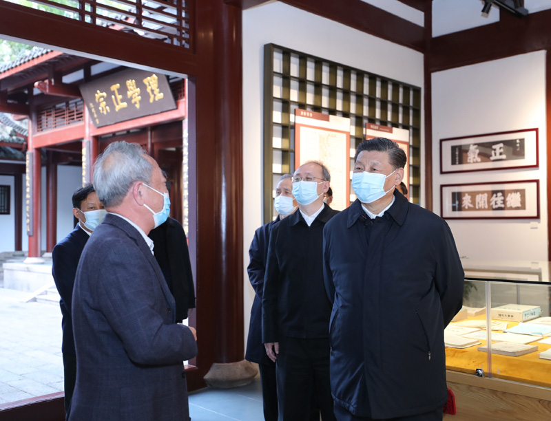 3月22日至25日，中共中央總書記、國家主席、中央軍委主席習(xí)近平在福建考察。這是22日下午，習(xí)近平在南平武夷山朱熹園，了解朱熹生平及理學(xué)研究等情況。新華社記者 鞠鵬 攝