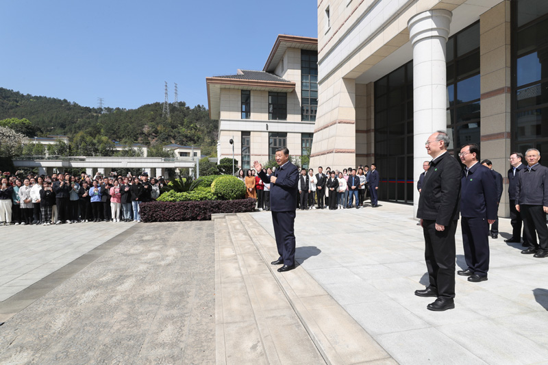 3月22日至25日，中共中央總書記、國家主席、中央軍委主席習(xí)近平在福建考察。這是25日上午，習(xí)近平在福州閩江學(xué)院考察時(shí)，同師生們親切交流。新華社記者 王曄 攝