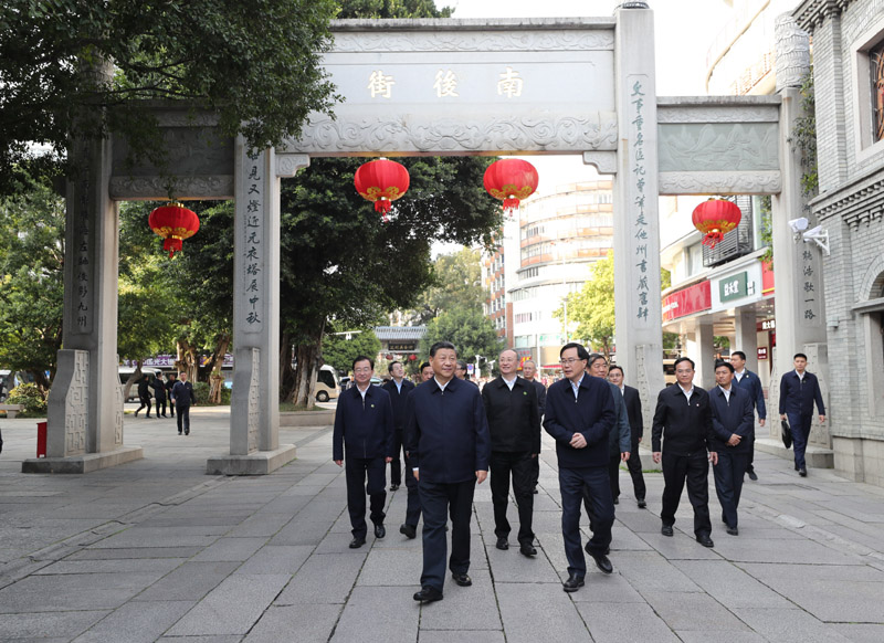 3月22日至25日，中共中央總書記、國家主席、中央軍委主席習(xí)近平在福建考察。這是24日下午，習(xí)近平在福州三坊七巷歷史文化街區(qū)步行察看南后街。新華社記者 王曄 攝