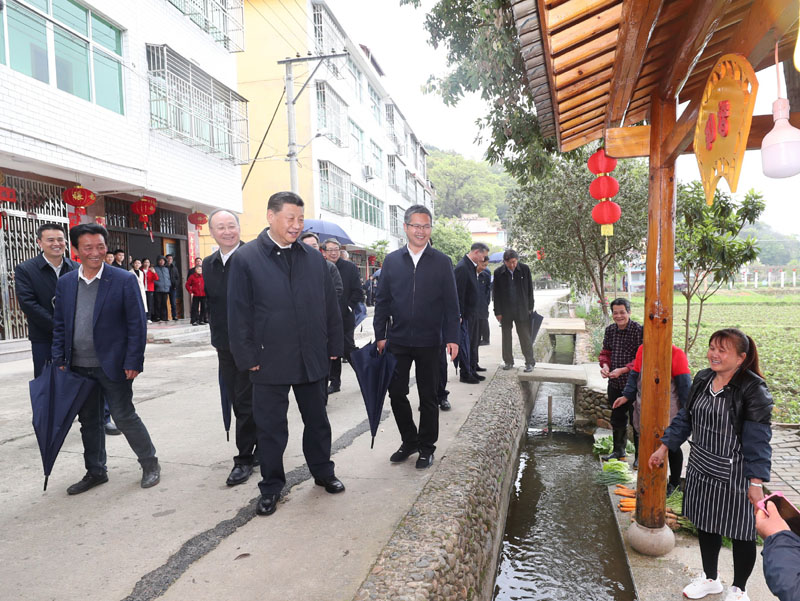 3月22日至25日，中共中央總書記、國家主席、中央軍委主席習(xí)近平在福建考察。這是23日下午，習(xí)近平在三明沙縣夏茂鎮(zhèn)俞邦村考察時(shí)，同村民親切交流。新華社記者 王曄 攝