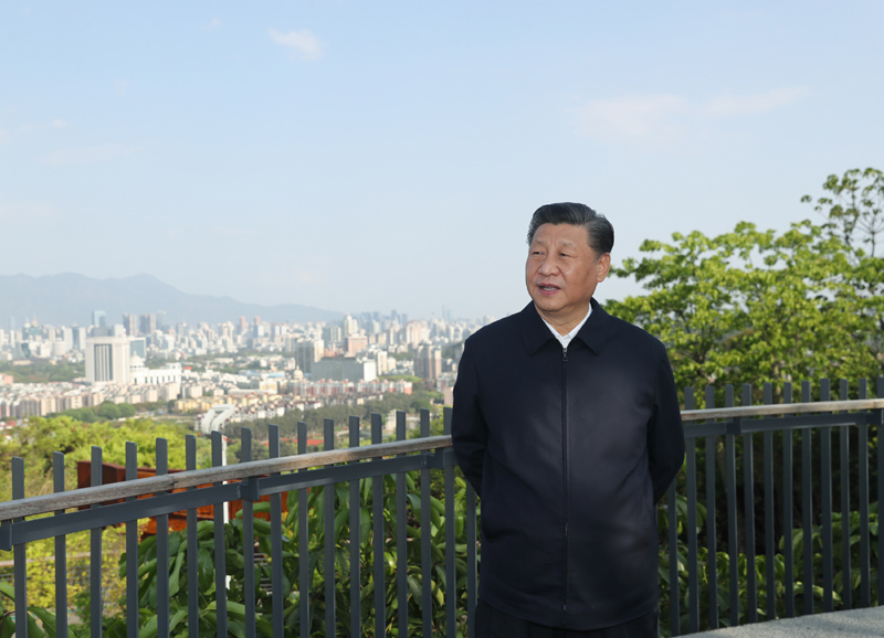 3月22日至25日，中共中央總書記、國家主席、中央軍委主席習(xí)近平在福建考察。這是24日下午，習(xí)近平在福州福山郊野公園觀景平臺(tái)，聽取城市生態(tài)公園規(guī)劃建設(shè)、城市水系綜合治理情況匯報(bào)。新華社記者 鞠鵬 攝
