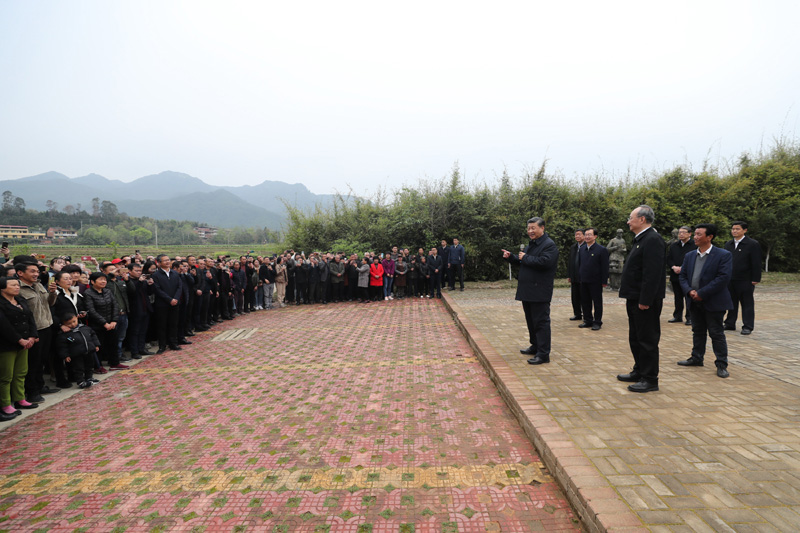 3月22日至25日，中共中央總書記、國家主席、中央軍委主席習(xí)近平在福建考察。這是23日下午，習(xí)近平在三明沙縣夏茂鎮(zhèn)俞邦村考察時(shí)，同鄉(xiāng)親們親切交流。新華社記者 王曄 攝