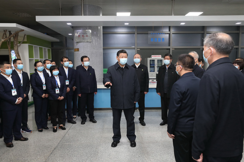 3月22日至25日，中共中央總書記、國家主席、中央軍委主席習(xí)近平在福建考察。這是23日下午，習(xí)近平在三明沙縣農(nóng)村產(chǎn)權(quán)交易中心考察時(shí)，同工作人員、辦事群眾等親切交流。新華社記者 王曄 攝