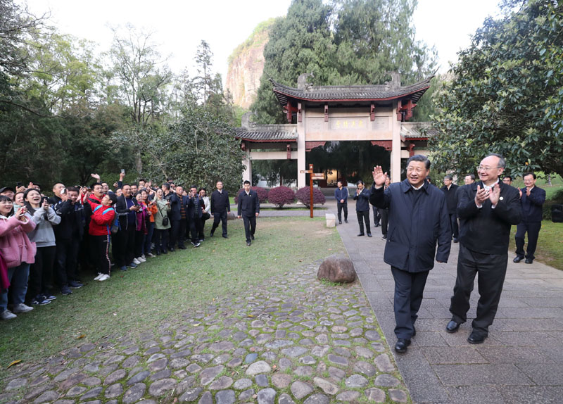 3月22日至25日，中共中央總書記、國家主席、中央軍委主席習(xí)近平在福建考察。這是22日下午，習(xí)近平在南平武夷山朱熹園考察時(shí)，向游客招手致意。新華社記者 王曄 攝