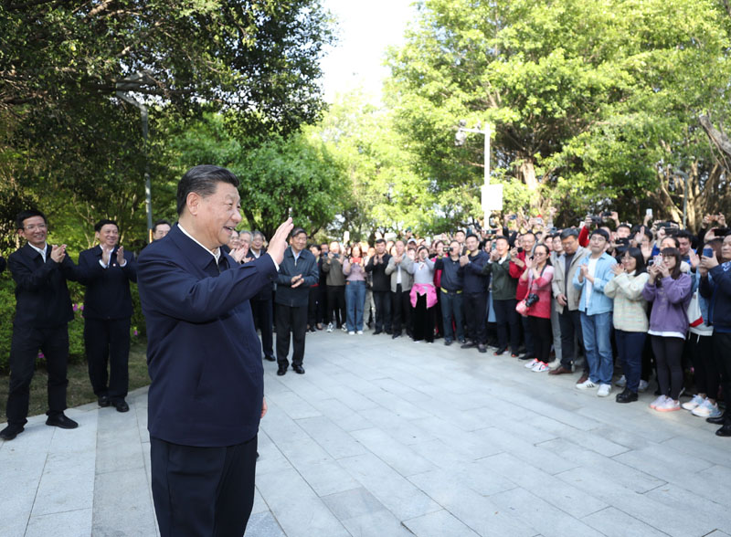 3月22日至25日，中共中央總書記、國家主席、中央軍委主席習(xí)近平在福建考察。這是24日下午，習(xí)近平在福州福山郊野公園考察時(shí)，向市民們招手致意。新華社記者 鞠鵬 攝