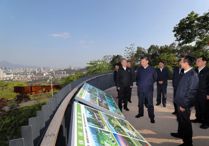 3月22日至25日，中共中央總書記、國家主席、中央軍委主席習(xí)近平在福建考察。這是24日下午，習(xí)近平在福州福山郊野公園觀景平臺(tái)，聽取城市生態(tài)公園規(guī)劃建設(shè)、城市水系綜合治理情況匯報(bào)。新華社記者 王曄 攝