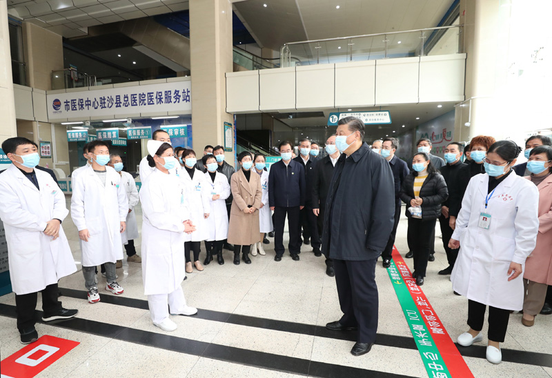 3月22日至25日，中共中央總書記、國家主席、中央軍委主席習(xí)近平在福建考察。這是23日上午，習(xí)近平在三明沙縣總醫(yī)院住院樓一層大廳，聽取醫(yī)改情況介紹。新華社記者 王曄 攝