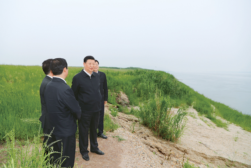 2018年4月26日下午，中共中央總書記、國(guó)家主席、中央軍委主席習(xí)近平在武漢主持召開深入推動(dòng)長(zhǎng)江經(jīng)濟(jì)帶發(fā)展座談會(huì)并發(fā)表重要講話。這是座談會(huì)前，習(xí)近平于25日下午在岳陽市君山華龍碼頭察看非法砂石碼頭取締及整治復(fù)綠、濕地修復(fù)情況。 新華社記者 謝環(huán)馳/攝
