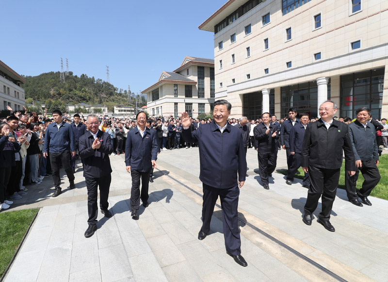 3月22日至25日，中共中央總書記、國家主席、中央軍委主席習(xí)近平在福建考察。這是25日上午，習(xí)近平在福州閩江學(xué)院考察時(shí)，向師生們揮手致意。新華社記者 王曄 攝