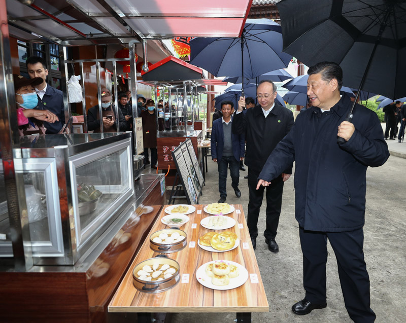 3月22日至25日，中共中央總書記、國家主席、中央軍委主席習(xí)近平在福建考察。這是23日下午，習(xí)近平在三明沙縣夏茂鎮(zhèn)俞邦村考察時(shí)，在小吃攤邊同鄉(xiāng)親們親切交談。新華社記者 鞠鵬 攝