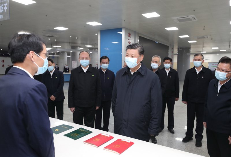 3月22日至25日，中共中央總書記、國家主席、中央軍委主席習(xí)近平在福建考察。這是23日下午，習(xí)近平在三明沙縣農(nóng)村產(chǎn)權(quán)交易中心考察。新華社記者 王曄 攝