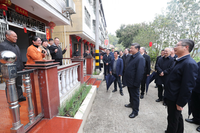3月22日至25日，中共中央總書記、國家主席、中央軍委主席習(xí)近平在福建考察。這是23日下午，習(xí)近平在三明沙縣夏茂鎮(zhèn)俞邦村考察時(shí)，同村民親切交流。新華社記者 王曄 攝