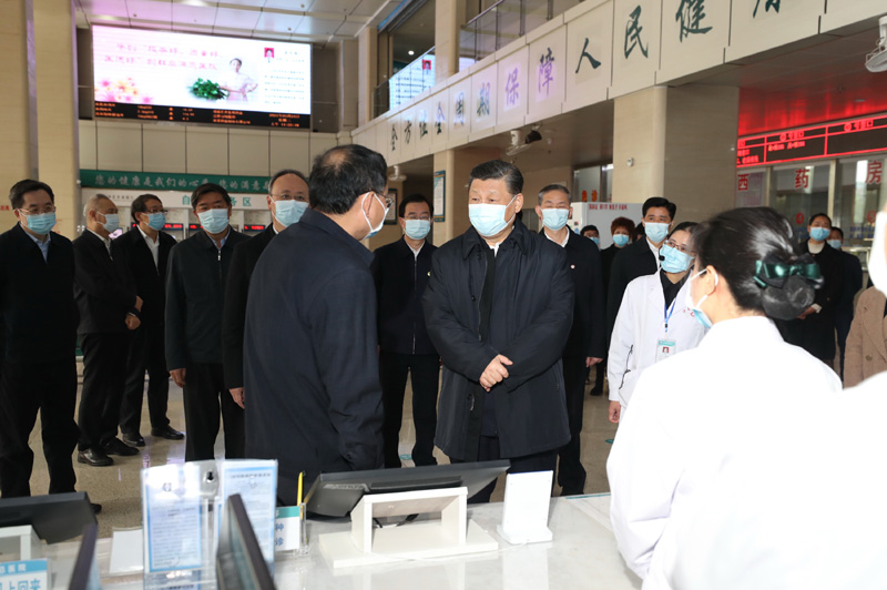 3月22日至25日，中共中央總書記、國家主席、中央軍委主席習(xí)近平在福建考察。這是23日上午，習(xí)近平在三明沙縣總醫(yī)院住院樓一層大廳，聽取醫(yī)改情況介紹。新華社記者 王曄 攝