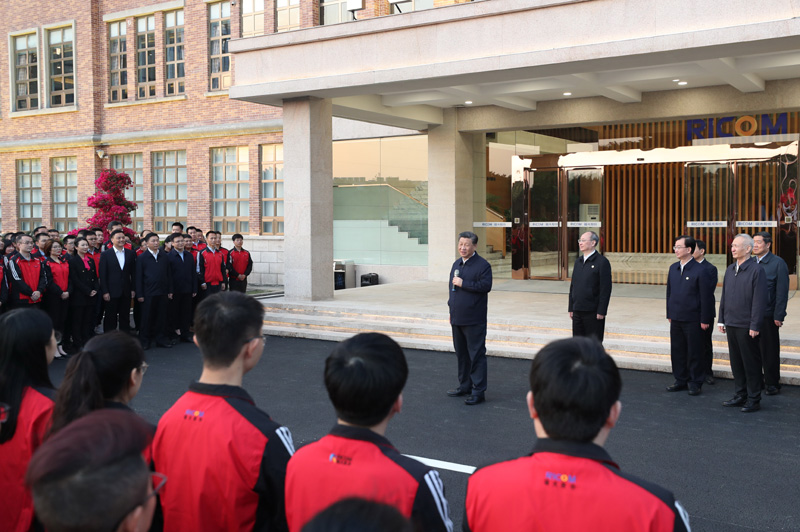 3月22日至25日，中共中央總書記、國家主席、中央軍委主席習(xí)近平在福建考察。這是24日下午，習(xí)近平在福州福建福光股份有限公司考察時(shí)，同企業(yè)職工親切交流。新華社記者 王曄 攝