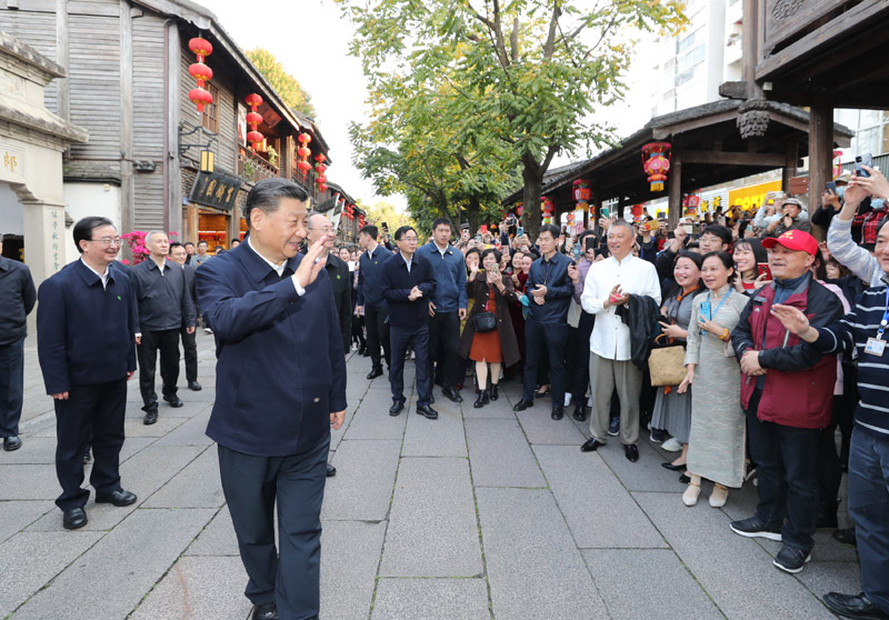 3月22日至25日，中共中央總書記、國家主席、中央軍委主席習(xí)近平在福建考察。這是24日下午，習(xí)近平在福州三坊七巷歷史文化街區(qū)考察時(shí)，向游客和市民招手致意。新華社記者 鞠鵬 攝
