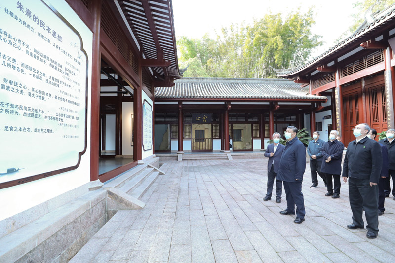 3月22日至25日，中共中央總書記、國家主席、中央軍委主席習(xí)近平在福建考察。這是22日下午，習(xí)近平在南平武夷山朱熹園，了解朱熹生平及理學(xué)研究等情況。新華社記者 鞠鵬 攝