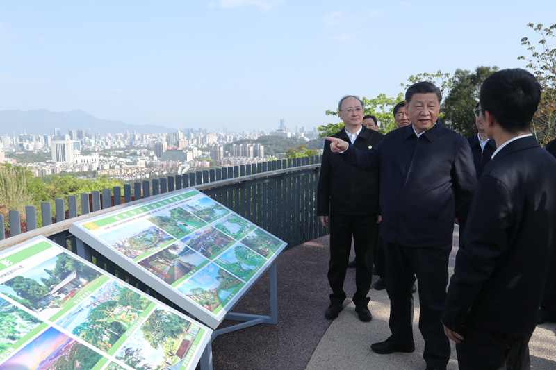3月22日至25日，中共中央總書記、國家主席、中央軍委主席習(xí)近平在福建考察。這是24日下午，習(xí)近平在福州福山郊野公園觀景平臺(tái)，聽取城市生態(tài)公園規(guī)劃建設(shè)、城市水系綜合治理情況匯報(bào)。新華社記者 鞠鵬 攝