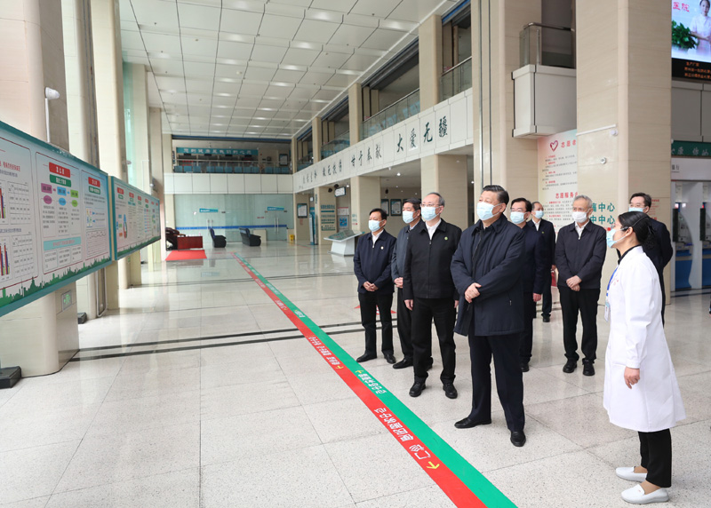 3月22日至25日，中共中央總書記、國家主席、中央軍委主席習(xí)近平在福建考察。這是23日上午，習(xí)近平在三明沙縣總醫(yī)院住院樓一層大廳，聽取醫(yī)改情況介紹。新華社記者 王曄 攝