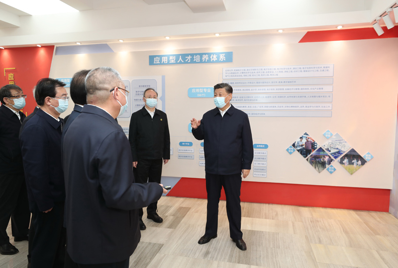 3月22日至25日，中共中央總書記、國家主席、中央軍委主席習(xí)近平在福建考察。這是25日上午，習(xí)近平在福州閩江學(xué)院，參觀校史和應(yīng)用型辦學(xué)成果展示。新華社記者 王曄 攝