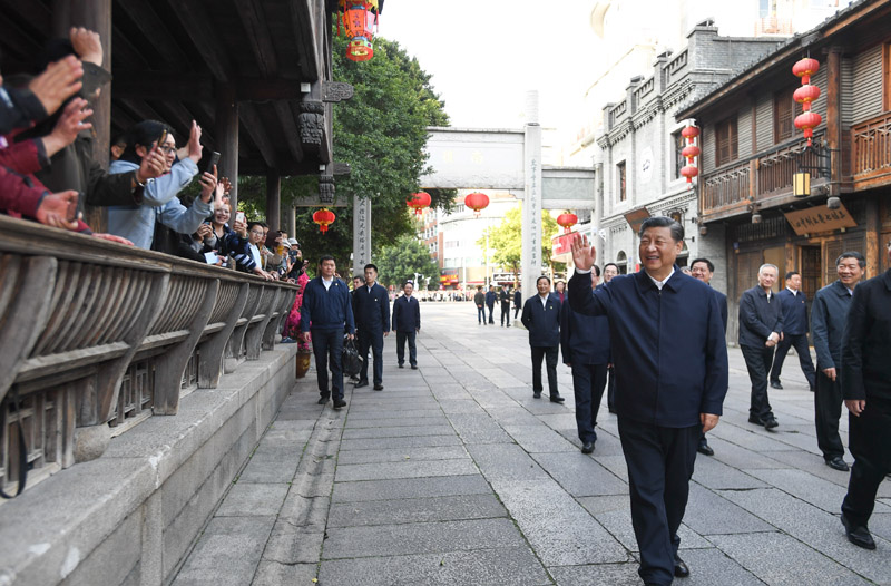 3月22日至25日，中共中央總書記、國家主席、中央軍委主席習(xí)近平在福建考察。這是24日下午，習(xí)近平在福州三坊七巷歷史文化街區(qū)考察時(shí)，向游客和市民招手致意。新華社記者 燕雁 攝