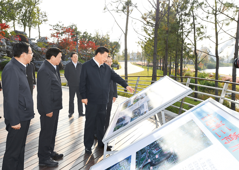 2020年11月12日至13日，中共中央總書記、國(guó)家主席、中央軍委主席習(xí)近平在江蘇考察。這是13日下午，習(xí)近平在揚(yáng)州市運(yùn)河三灣生態(tài)文化公園考察，了解運(yùn)河生態(tài)環(huán)境保護(hù)修復(fù)情況。 新華社記者 謝環(huán)馳/攝
