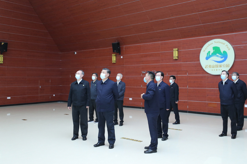 3月22日至25日，中共中央總書記、國家主席、中央軍委主席習(xí)近平在福建考察。這是22日下午，習(xí)近平在南平武夷山國家公園智慧管理中心，察看智慧管理平臺(tái)運(yùn)行情況。新華社記者 鞠鵬 攝