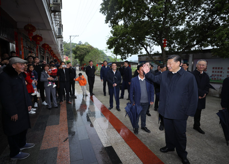3月22日至25日，中共中央總書記、國家主席、中央軍委主席習(xí)近平在福建考察。這是23日下午，習(xí)近平在三明沙縣夏茂鎮(zhèn)俞邦村考察時(shí)，同村民親切交流。新華社記者 鞠鵬 攝