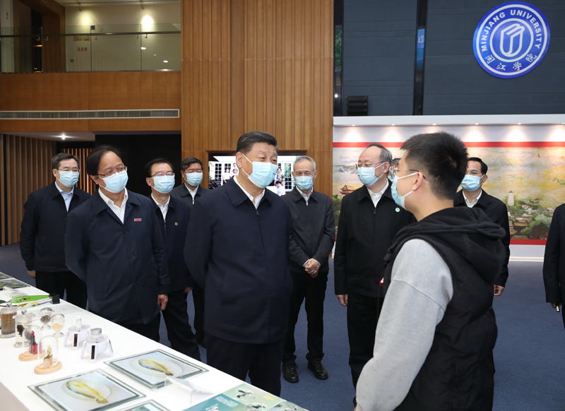 3月22日至25日，中共中央總書記、國家主席、中央軍委主席習(xí)近平在福建考察。這是25日上午，習(xí)近平在福州閩江學(xué)院，參觀校史和應(yīng)用型辦學(xué)成果展示。新華社記者 王曄 攝