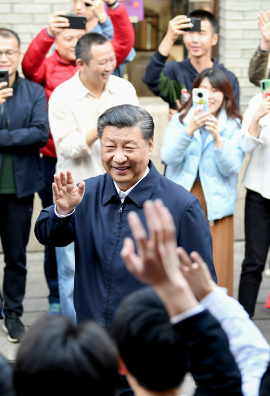 3月22日至25日，中共中央總書記、國家主席、中央軍委主席習(xí)近平在福建考察。這是24日下午，習(xí)近平在福州三坊七巷歷史文化街區(qū)考察時(shí)，向游客和市民招手致意。新華社記者 燕雁 攝