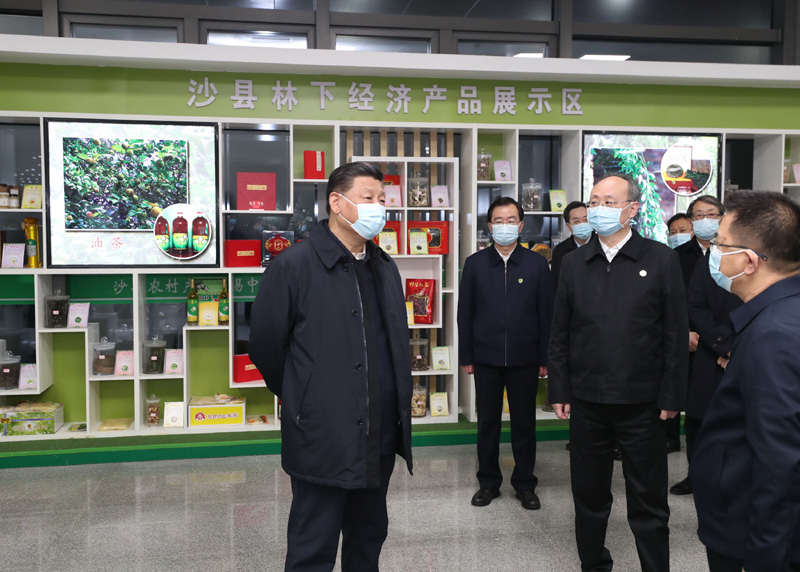 3月22日至25日，中共中央總書記、國家主席、中央軍委主席習(xí)近平在福建考察。這是23日下午，習(xí)近平在三明沙縣農(nóng)村產(chǎn)權(quán)交易中心考察。新華社記者 王曄 攝