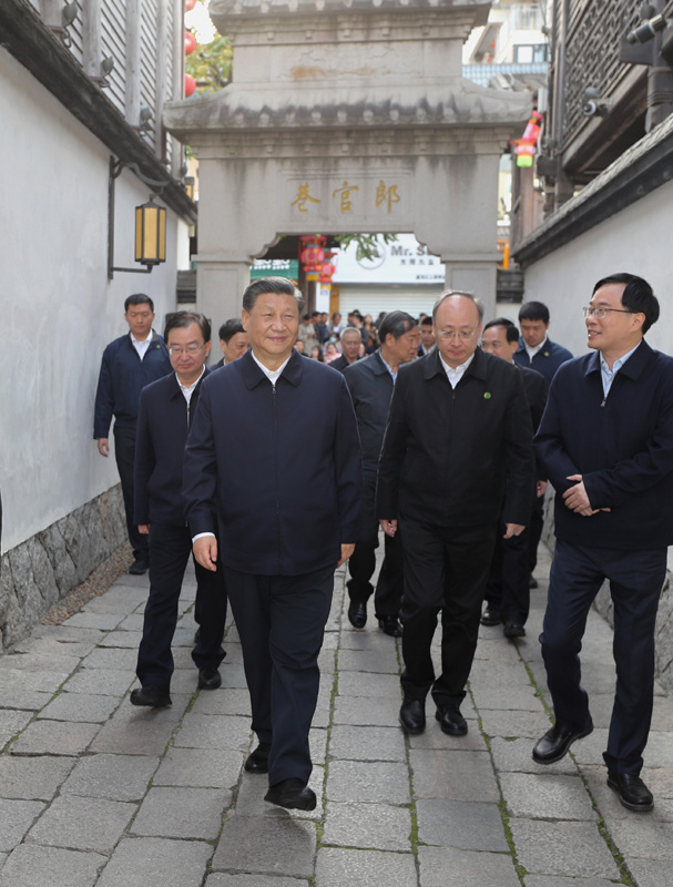 3月22日至25日，中共中央總書記、國家主席、中央軍委主席習(xí)近平在福建考察。這是24日下午，習(xí)近平在福州三坊七巷歷史文化街區(qū)步行察看郎官巷。新華社記者 王曄 攝