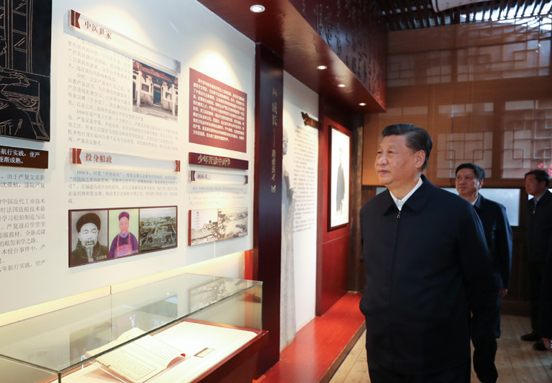 3月22日至25日，中共中央總書記、國家主席、中央軍委主席習(xí)近平在福建考察。這是24日下午，習(xí)近平在福州三坊七巷歷史文化街區(qū)參觀嚴(yán)復(fù)故居。新華社記者 鞠鵬 攝
